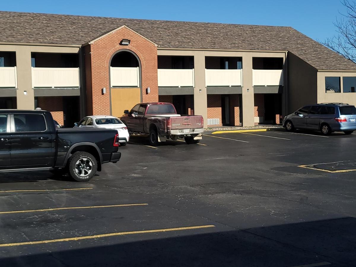 Super 8 By Wyndham Kansas City Airport North Luaran gambar
