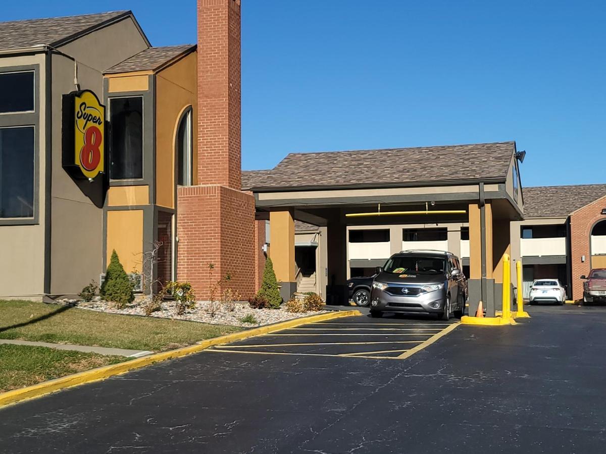 Super 8 By Wyndham Kansas City Airport North Luaran gambar