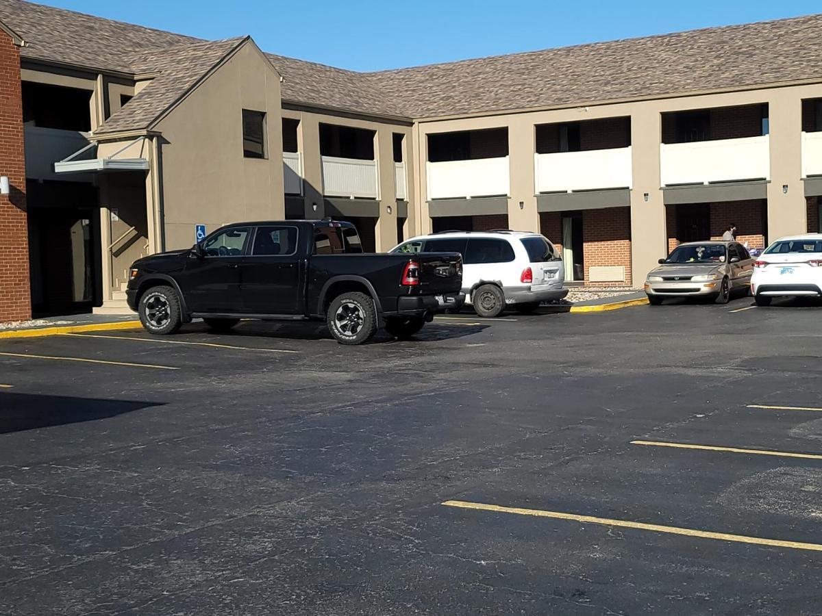 Super 8 By Wyndham Kansas City Airport North Luaran gambar