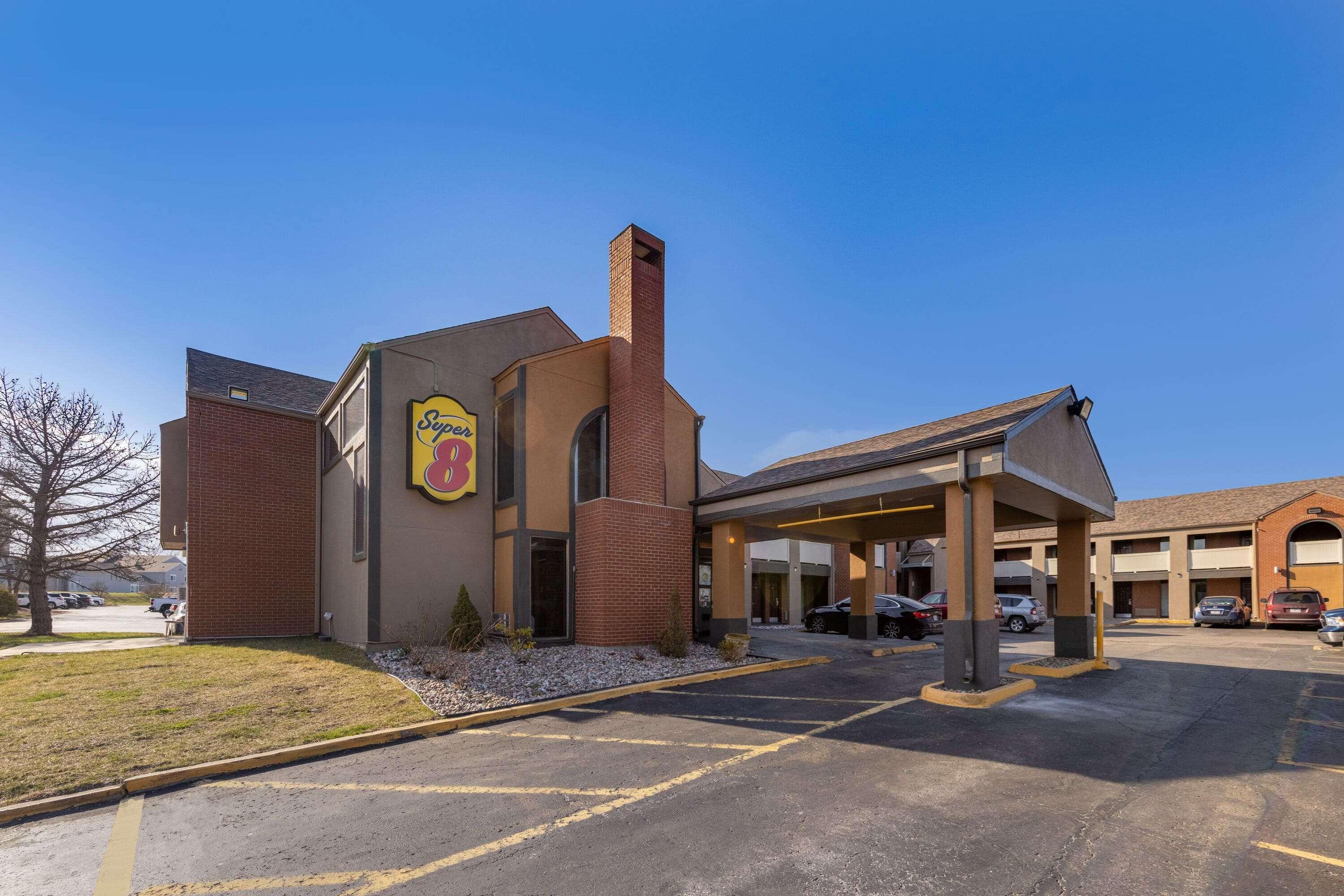 Super 8 By Wyndham Kansas City Airport North Luaran gambar
