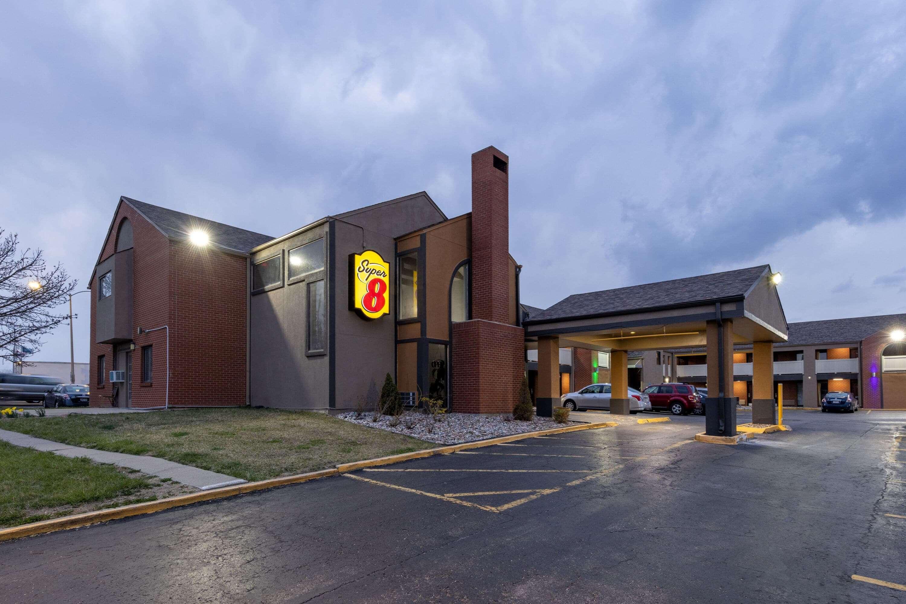 Super 8 By Wyndham Kansas City Airport North Luaran gambar