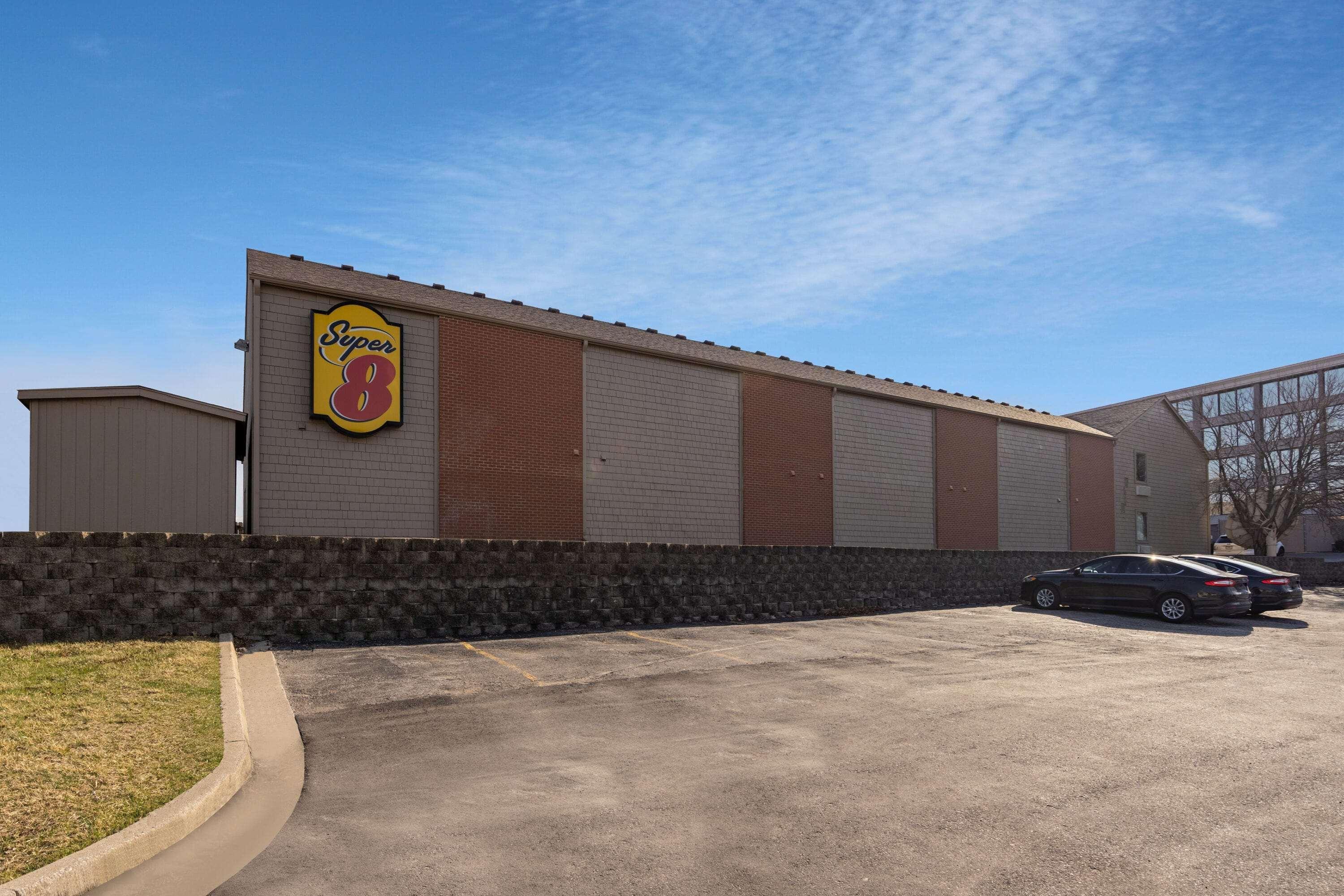 Super 8 By Wyndham Kansas City Airport North Luaran gambar