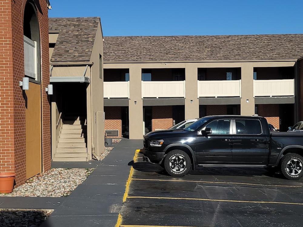 Super 8 By Wyndham Kansas City Airport North Luaran gambar