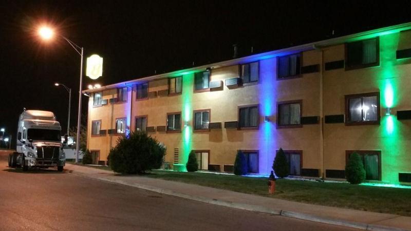 Super 8 By Wyndham Kansas City Airport North Luaran gambar