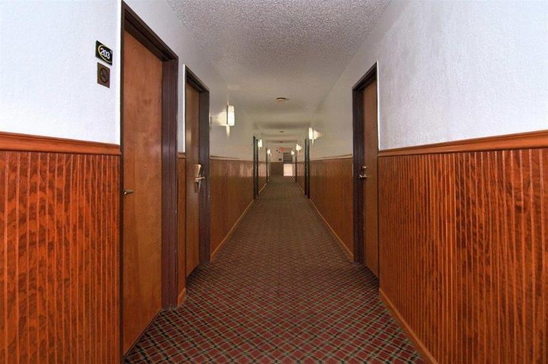 Super 8 By Wyndham Kansas City Airport North Luaran gambar