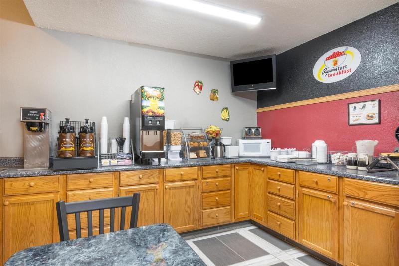 Super 8 By Wyndham Kansas City Airport North Luaran gambar